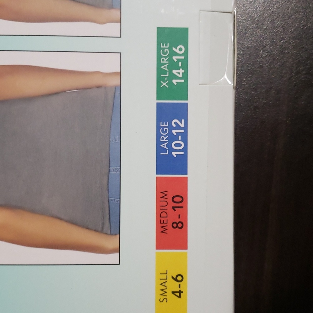 4 Pack Felina, Ladies Reversible Tank, Converts to V-Neck or Scoop Neck. - Picture 5 of 7